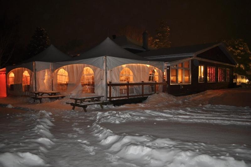 Red Umbrella Inn Minden Hills Екстериор снимка