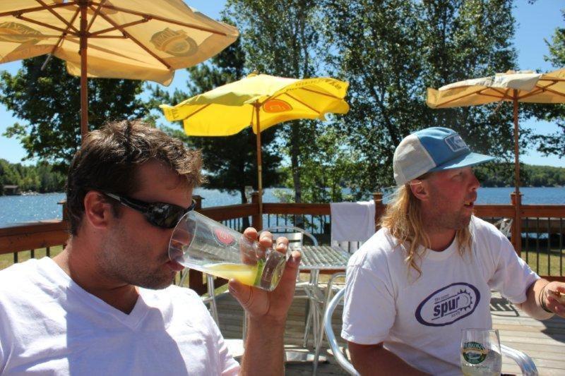Red Umbrella Inn Minden Hills Екстериор снимка