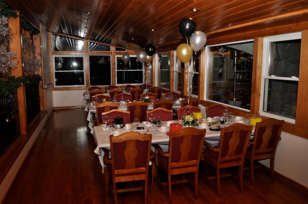 Red Umbrella Inn Minden Hills Екстериор снимка