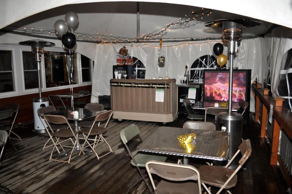 Red Umbrella Inn Minden Hills Екстериор снимка