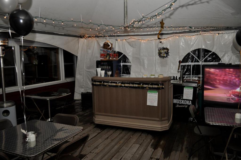 Red Umbrella Inn Minden Hills Екстериор снимка